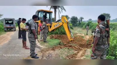 ट्रेंच कटिंग कर बंद किया बालू घाट जाने का रास्ता