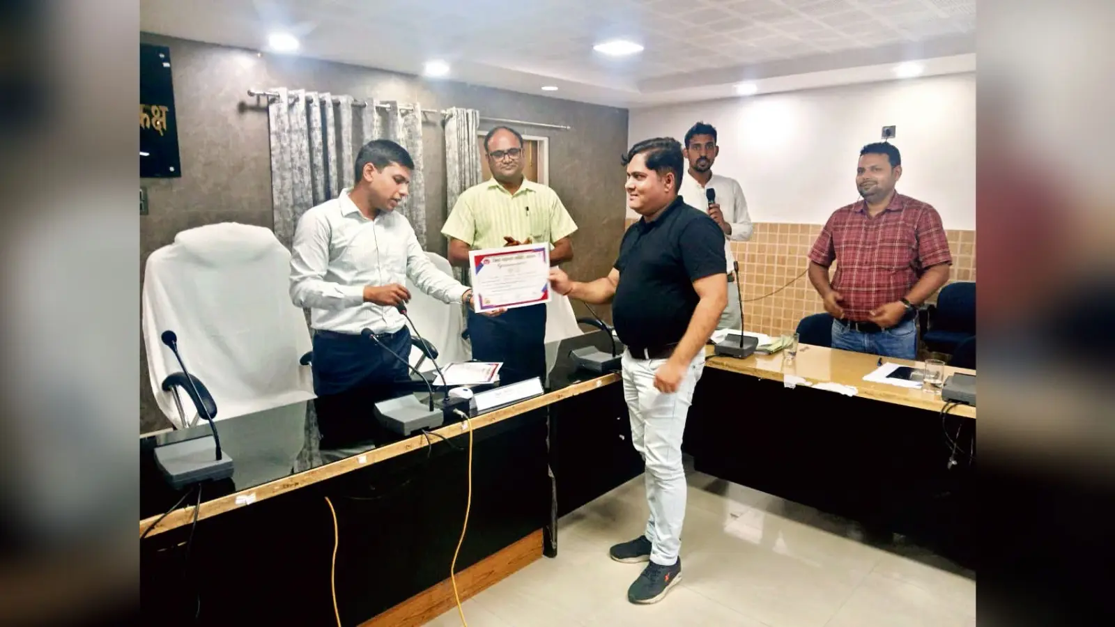 स्वास्थ्य अधिकारी व कर्मी करें बेहतर प्रदर्शन, इससे देश में अव्वल आयेगा जिला : डीएम