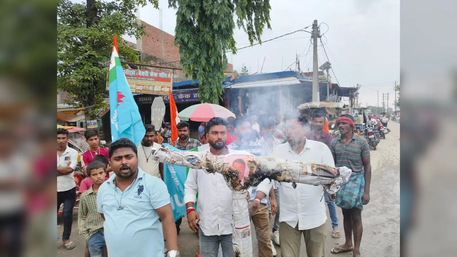 बिजली विभाग के खिलाफ फूटा आक्रोश, सहायक अभियंता का किया पुतला दहन