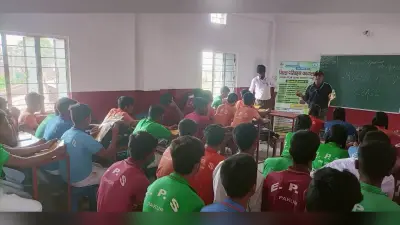 छात्र-छात्राओं को बताया गया सड़क सुरक्षा के नियम