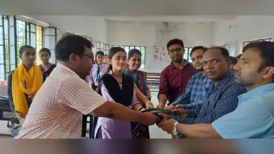 उमावि गलगलिया में छात्र-छात्राओं के बीच बैग व एफएलएन किट का किया वितरण