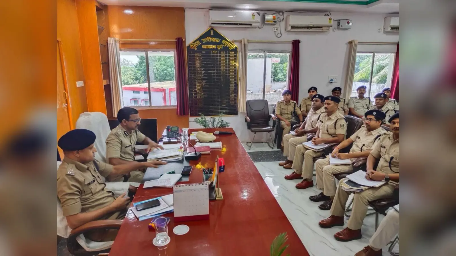 डीआइजी ने जिला पुलिस पदाधिकारी के साथ की समीक्षा बैठक