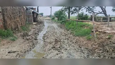 चलने लायक नहीं रह गयी केतुका दक्षिणबाड़ी टोल की सड़क, घर से निकलना मुश्किल