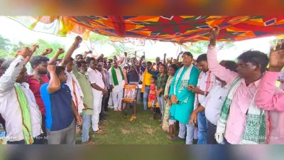 जमीन बचाने को पारंपरिक हथियार के साथ आदिवासियों ने किया प्रदर्शन