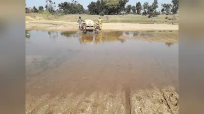 हरिराखा-बुटबाड़ी के बीच शीला नदी तट पर पुल निर्माण की मांग, बरसात में नदी के जलस्तर बढ़ने से आवागमन का रास्ता हो जाता बंद