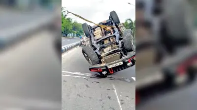 लेकटाउन : तेज रफ्तार में पलटी कार, चालक गंभीर