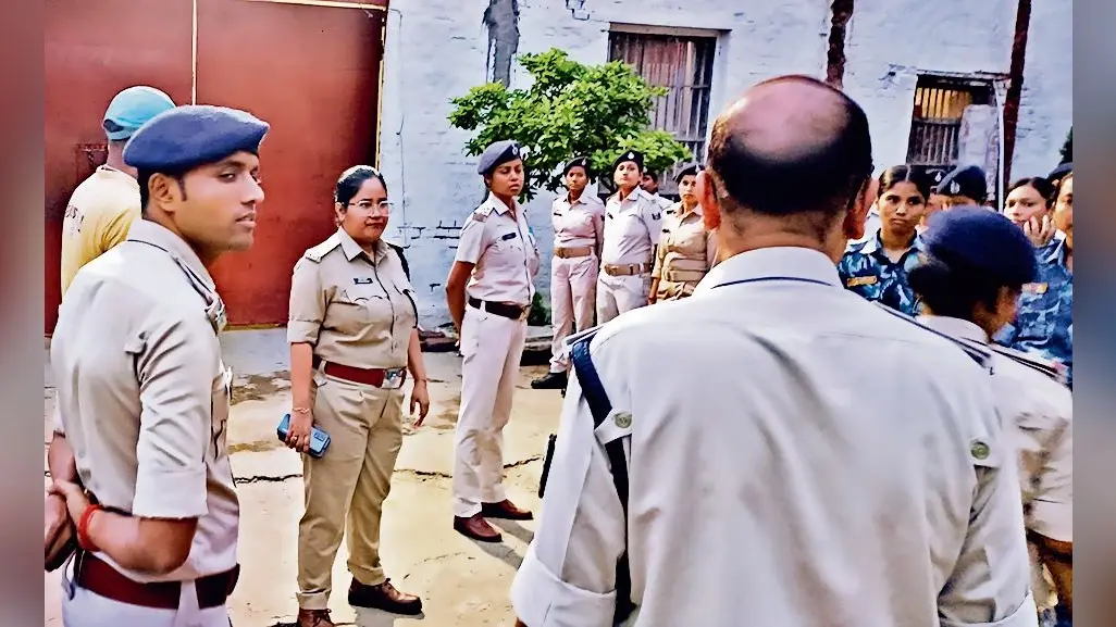 टिकारी एसडीओ को मिली धमकी के बाद सेंट्रल जेल में छापेमारी
