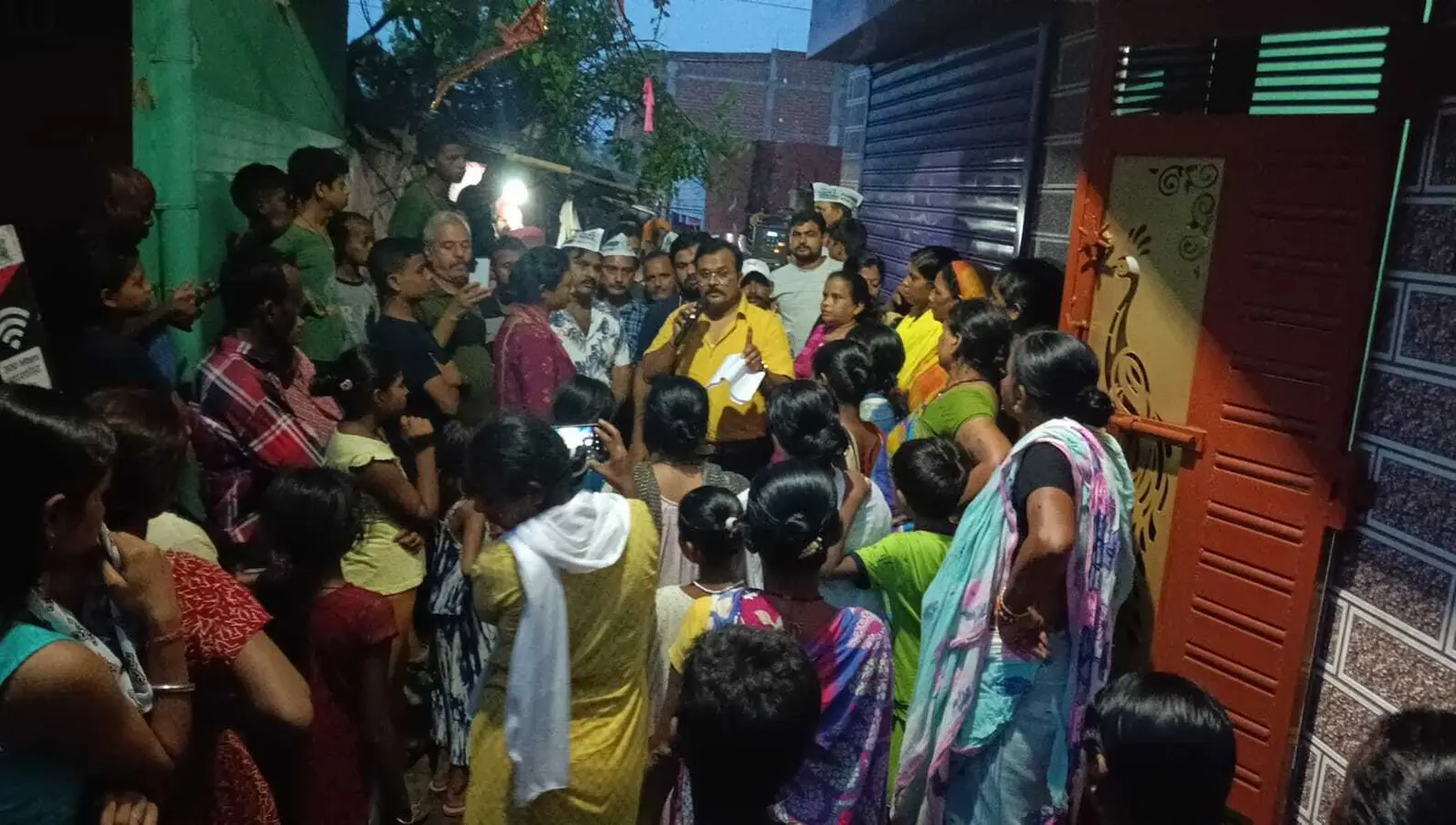 बस्तीवासियों के समर्थन में आगे आये आप नेता