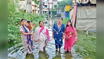 गंदे पानी से होकर आना-जाना कर रहे न्यू पुलिस लाइन क्वार्टर के लोग