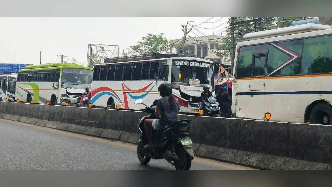Ranchi news : बूटी मोड़ में दूसरे दिन भी पुलिसकर्मियों के सामने बीच सड़क पर बस रोक कर सवारी बैठा रहे थे चालक
