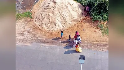सड़क किनारे बालू व पत्थर के पहाड़ से बढ़ रही है दुर्घटना