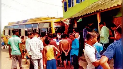 सालबनी : दुकान में घुसी अनियंत्रित बस