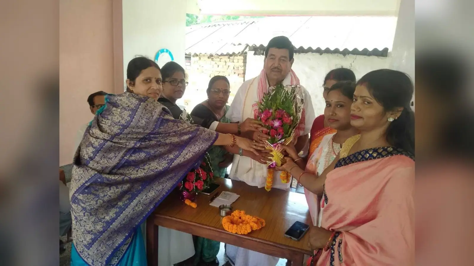 भाजपा महिला मोर्चा की सदस्यों ने सांसद को किया सम्मानित