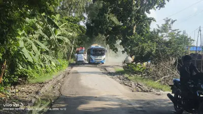 गलगलिया बस स्टैंड से एनएच 327 ई को जोड़ने वाल मुख्य सड़क की स्थिति दयनीय , हो सकता है बड़ा हादसा