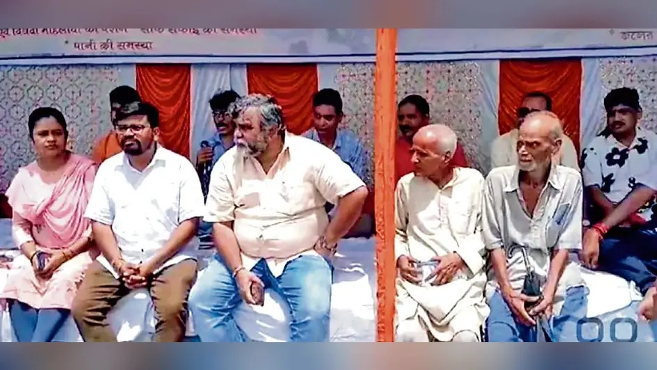 गारूई नदी की साफ-सफाई की मांग पर भाजपा नेता जितेंद्र तिवारी ने 12 घंटे किया धरना-प्रदर्शन