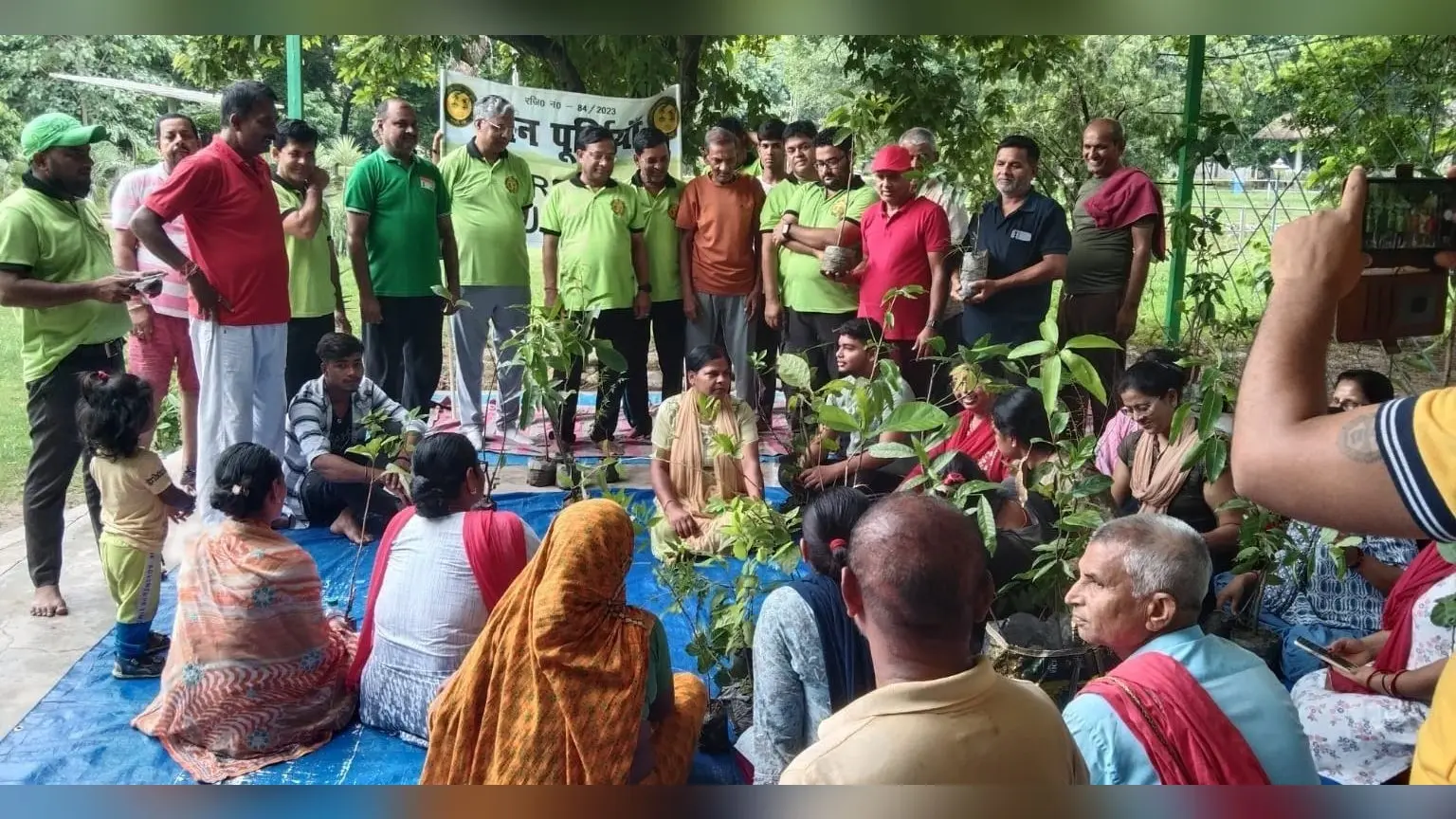 योग साधकों के बीच ग्रीन पूर्णिया ने किया पौध वितरण