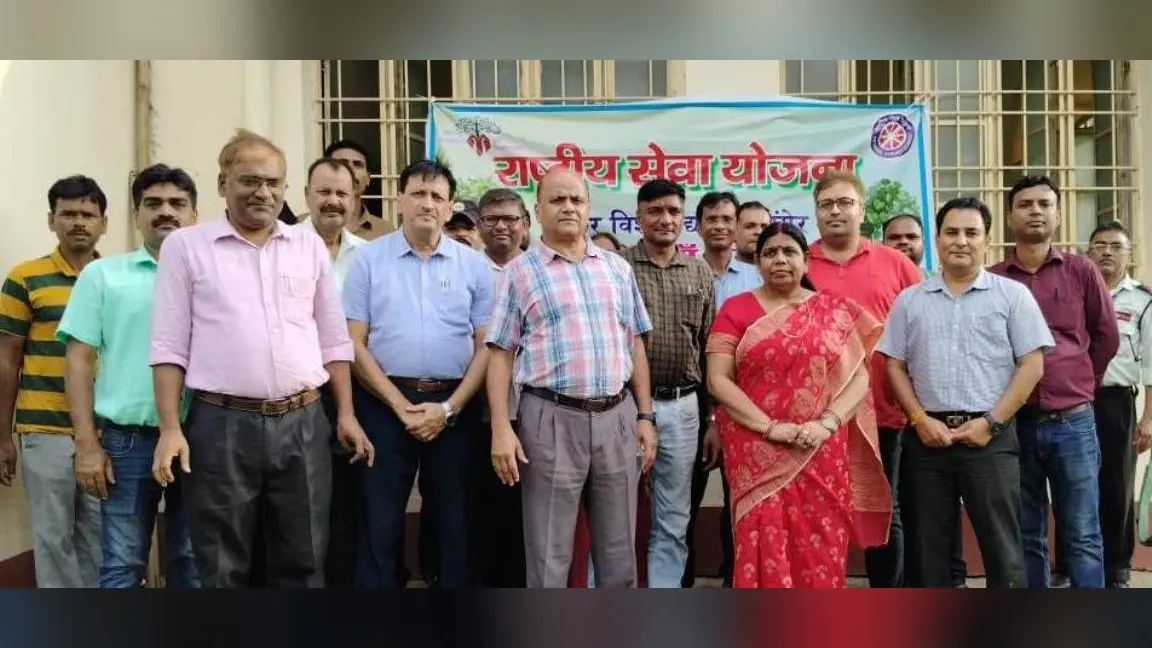 पौधा लगाकर कुलपति ने किया एक पेड़ मां के नाम अभियान का शुभारंभ