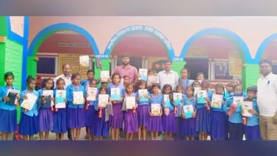 स्कूली बच्चों के बीच एफएलएन कीट वितरित