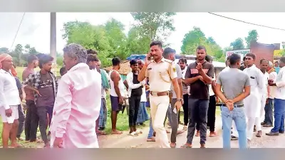बेनीनगर के पास सड़क दुर्घटना में ग्रामीण की गयी जानफ्लैग….. दुखद. सड़क पार करने के दौरान चारपहिया वाहन ने मारा जोरदार धक्काघटना के बाद वाहन लेकर फरार हो गया चालकफोटो-02-घटनास्थल पर जमा भीड़ व रोते-बिलखते मृतक के परिजनप्रतिनिधि,डुमरियाडुमरिया-इमामगंज मुख्य मार्ग भदवर थाना क्षेत्र के नंदई पंचायत अंर्तगत बेनीनगर गांव के समीप मंगलवार की दोपहर हुई सड़क दुर्घटना में एक व्यक्ति की मौत हो गयी. मृतक की पहचान बेनीनगर गांव निवासी कुलदीप बसखोर (45 वर्ष) के रूप में हुई. घटना के संबंध में मृतक के पुत्र मनीष कुमार एवं ग्रामीणों के द्वारा बताया कि कुलदीप बसखोर अपने घर के समीप सड़क पार कर रहे थे कि गया से डुमरिया के लिए आ रही एक तेज रफ्तार की यात्री बस की चपेट में आ गये, जिससे दुर्घटना हो गयी. गाड़ी धक्का मार वहां से फरार हो गयी. मनीष कुमार ने आगे बताया कि गाड़ी से टक्कर होने के बाद मौके पर ही मौत हो गयी. घटना की जानकारी होते ही काफी संख्या में लोगों की भीड़ उनके घर पर एकत्रित हो गयी. इधर परिजनों का रो-रो कर बुरा हाल हो गया. वहीं घटना की सूचना पाकर स्थानीय पहुंची पुलिस ने मामले की जानकारी हासिल की व शव को कब्जे में लेकर पोस्टमार्टम के लिए मगध मेडिकल अस्पताल गया भेज दिया. भदवर थानाध्यक्ष अमित कुमार सिंह ने बताया कि बेनीनगर गांव के रहनेवाले कुलदीप बसखोर की मौत सड़क दुर्घटना में एक बस की चपेट में आने से हो गयी. पुलिस शव को कब्जे में लेकर आगे की कार्रवाई शुरू कर दी है. जिस गाड़ी से दुर्घटना हुई है, उस गाड़ी का पता लगाया जा रहा है.