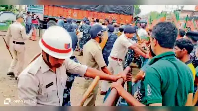 कार्यकर्ता की गिरफ्तारी के विरोध में थाने के बाहर भाजपा का प्रदर्शन