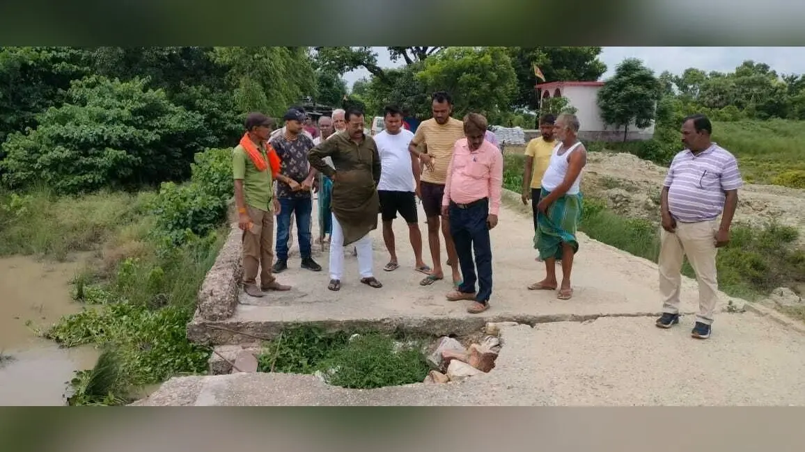 सिजुआ नदी पर बना पुल बीच में हुआ ध्वस्त