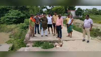 सिजुआ नदी पर बना पुल बीच में हुआ ध्वस्त