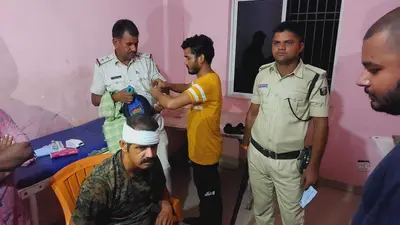 पुलिस की गाड़ी 10 फीट गड्ढे में पलटी, कई जवान घायल