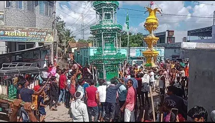 तजिया मिलान के साथ बस्ती में हुआ मेले का आयोजनसहरसाजिले में मोहर्रम पर्व शांतिपूर्ण एव आपसी भाईचारे के साथ बुधवार को आयोजित किया गया. पर्व को लेकर जिला प्रशासन एवं पुलिस प्रशासन पूरी तरह सतर्क रहा. शहरी क्षेत्र में निकले मोहर्रम जुलूस में पुलिस प्रशासन पुरी तरह सजग रहते संपन्न कराया. वहीं विभिन्न रणक्षेत्रों में भी मजिस्ट्रेट के साथ पुलिस बलों की तैनाती रही. जिला प्रशासन के गाइडलाइन के अनुरूप निर्धारित सभी जगहों पर मोहर्रम पर्व मनाया गया. जिला मुख्यालय के इमाम बाडों पर इसका भव्य आयोजन किया गया. जुलूस के साथ इमामबाड़े पर ताजिया पहुंचे. जहां मेले सा नजारा रहा. जंगियों ने एक से बढकर एक करतब दिखाए. मीर टोला के इम्तियाज आलम, सहरसा बस्ती के मो मंसूर आलम, वार्ड पार्षद प्रतिनिधि अकबर हुसैन ने बताया कि इस बार इमामबाडे में रौनक दिखा. उन्होंने बताया कि सामाजिक सदभावना का यह पर्व हिन्दू, मुसलमान मिलकर मनाते हैं. यहांं साम्प्रदायिक सद्भाव देखते ही बनता है. उन्होंने बताया कि मुहर्रम का पर्व गम का त्यौहार है. जिसमें इस्लाम धर्म के रक्षार्थ कर्बला के मैदान में हसन एवं हुसैन की दी गयी कुर्बानी के याद में ताजिया बनाकर मनाया जाता है. वही जिला प्रशासन भी इस दौरान पूरी तरह सजग रहा. सदर एसडीओ प्रदीप कुमार झा, सदर एसडीओ आलोक कुमार के नेतृत्व में सदर थानाध्यक्ष सुबोध कुमार पूरे शहरी क्षेत्र का दिनभर जायजा लेते रहे. वे सहरसा बस्ती, मीर टोला सहित विभिन्न रण क्षेत्रों का जायजा लेते स्थानीय लोगों को निर्देश के अनुरूप पर्व मनाने की जबाबदेही दी. वही बस्ती स्थित पोखर पर सहरसा बस्ती मेला कमेंटी सदस्य अंंजुम हुसैन, मो मसरफ हुसैन, डॉ सज्जाद आलम, शेर अफगान मिर्जा, वार्ड पार्षद प्रतिनिधि मो कौशर, मो अकबर हुसैन, मो तारिक खान, अमरजीत शर्मा, आशीष रंजन, दीपक कुमार सिंह, इम्तियाज आलम, मो सुरज आलम, मो समशीर, मो अनवर, मो शाकीर हुसैन, मो गुलाब, मो फारूक रजा, मो अख्तर, मोह अफसर हुसैन, मो इसराइल राइन, अफजाल हुसैन, मो युसुफ, सुनील चौधरी, मो रूस्तम अली, मो दाऊद, मीर रजी ने शांतिपूर्ण आयोजन में महत्वपूर्ण योगदान दिया. बस्ती रणक्षेत्र में बस्ती सहित झपडा टोला, कॉलेज गेट, फकीर टोला से तजिया पहुंचा. जहां तजिया मिलान के साथ मेले का भी आयोजन किया गया. वहीं मीर टोला में अलीनगर से तजिया पहुचा. मीर टोला से जुलूस निकालकर महावीर चौक, दहलान चौक, शंकर चौक होते हुए गांधी पथ इमामबाड़ा के पास तजिया एकत्रित हुआ. वही मछली मार्केट, ननसी टोला, सराही से आये तजिया का गांधी पथ इमामबाड़ा के पास मिलन किया गया. गांधी पथ इमामबाड़ा के पास मुस्लिम समुदाय के युवाओं ने लाठी का बेहतरीन कर्तब दिखाया. कुछ युवाओं के द्वारा तलवार फरसा से भी कर्तब दिखाया गया. जंगी के द्वारा भी कर्तव्य दिखाया गया. उसके बाद लोग तजिया को लेकर रण खेत गए जहां सभी तजिया का मिलन कराया गया. मीरा टोला, बस्ती में मुहर्रम पर्व को लेकर मेला का भी आयोजन किया गया. फोटो – सहरसा – रणक्षेत्र ले जाते तजियाफोटो – सहरसा – निगरानी करते मेला कमिटी सदस्य व पुलिस पदाधिकारी