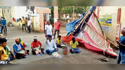 धरना मंच तोड़े जाने पर आदिवासियों का प्रदर्शन