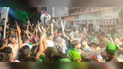 मुहल्लों से निकला ताजिया, युवाओं ने भाजीं लाठियां