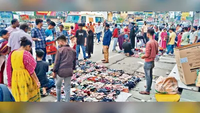 Ranchi News : वेंडर मार्केट में दुकान लेने के बाद भी फुटपाथ नहीं छोड़ रहे दुकानदार, लग रहा जाम