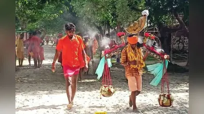 अंधेरे व कीचड़मय सड़क के बीच कांवरियों का चलना प्रारंभ, तैयारी आधी-अधूरी