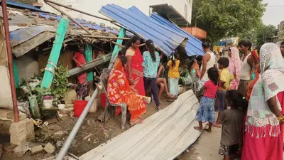 चार पहिया वाहन के ठोकर से झोपड़ी का मकान ध्वस्त