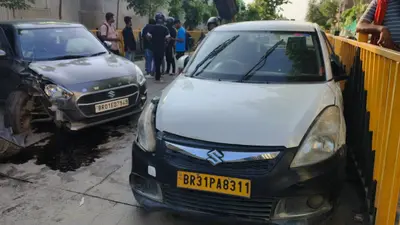 Patna : अटल पथ के सर्विस लेन में दो कारें टकरायीं