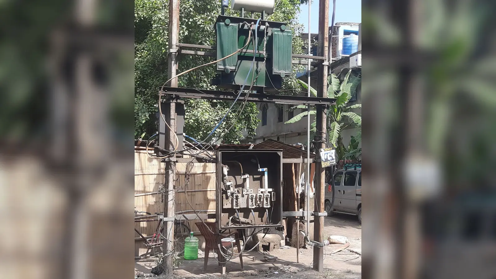 ठहरिये, मौत को दावत दे रहा ट्रांसफार्मर का खुला कट आउट बॉक्स