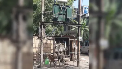 ठहरिये, मौत को दावत दे रहा ट्रांसफार्मर का खुला कट आउट बॉक्स