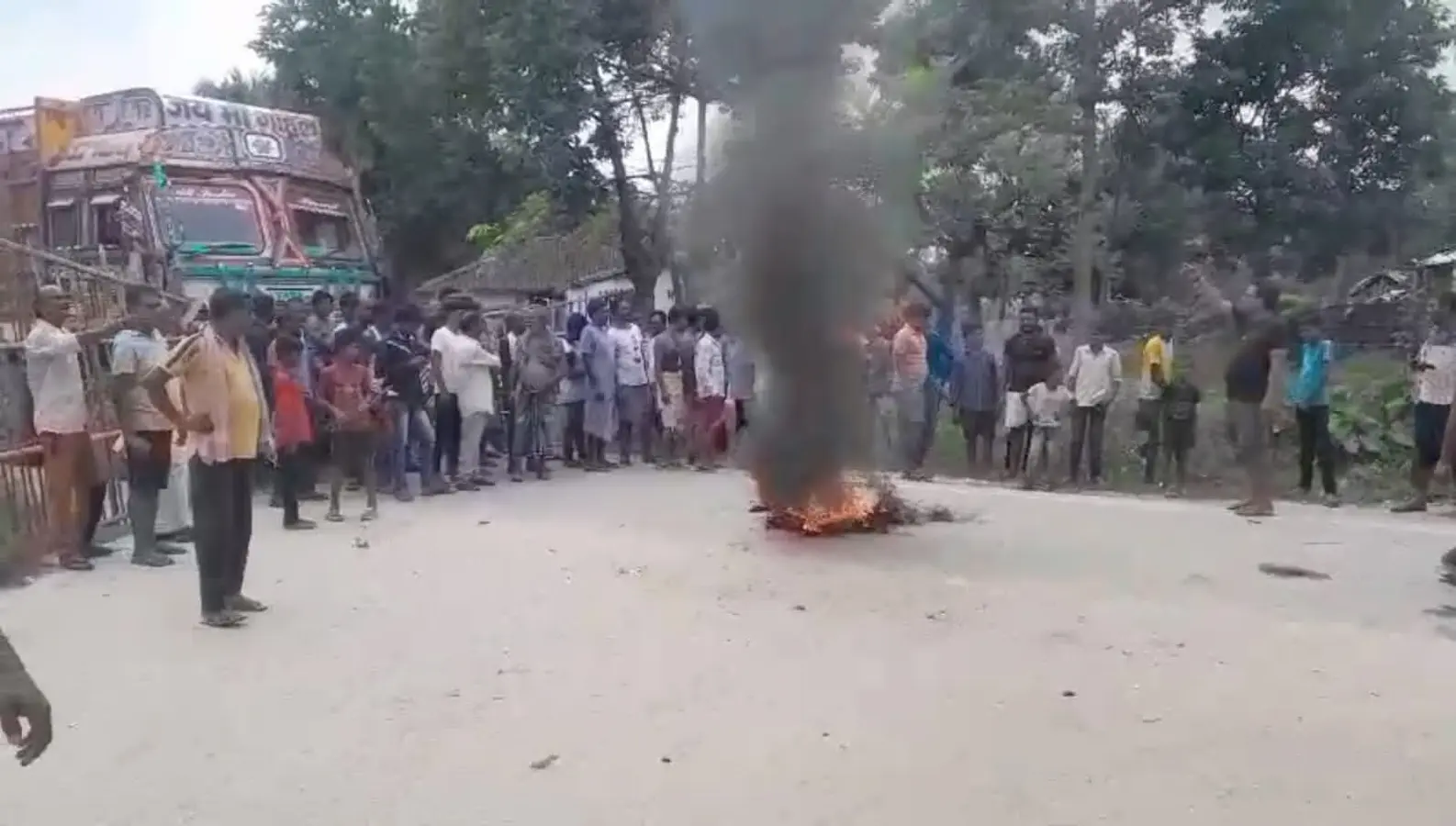 विद्युत विभाग के खिलाफ उपभोक्ताओं किया सड़क जाम