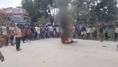 विद्युत विभाग के खिलाफ उपभोक्ताओं किया सड़क जाम
