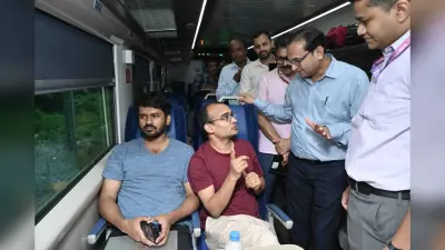 पूर्वोत्तर सीमा रेलवे के महाप्रबंधक ने वंदे भारत एक्सप्रेस के यात्रियों से की बातचीत, लिये सुझाव