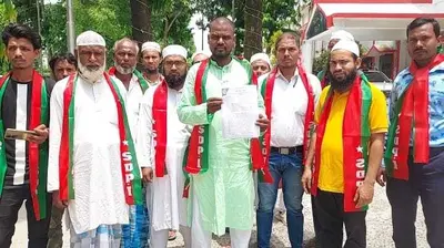 एसडीपीआई ने मॉबलिंचिंग रोकने की मांग को ले दिया धरना, पीएम के नाम डीएम को सौंपा ज्ञापन