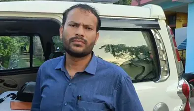 प्रशिक्षु आईएएस व अंचलाधिकारी ने दो दलालों को पकड़कर किया पुलिस के जवान