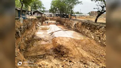 मैथन संजय चौक से बीएसके कॉलेज तक अंडरपास के लिए खोदा गया गड्ढा बना आफत, रोज गिर कर घायल हो रहे लोग