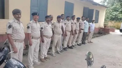 काला बिल्ला लगा ड्यूटी कर रहे होमगार्ड जवान