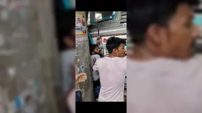 छावनी में टक्कर के बाद ट्रक व पिलर में फंसे बाइक सवार दो युवक, एक की मौत
