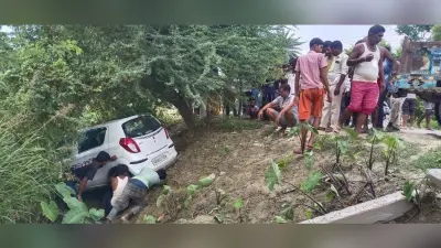 हथौड़ी थाना क्षेत्र के हरिहरपुर चौक समीप गड्ढे में पलटी कार