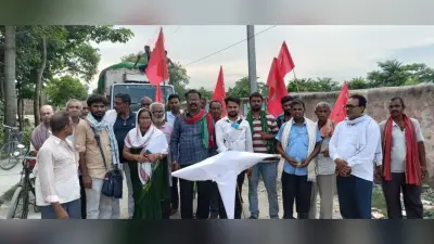 भाकपा माले कार्यकर्ताओं ने बिजली विभाग के पदाधिकारी का फूंका पुतला