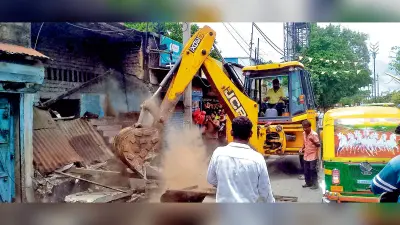 हाजीनगर में अवैध निर्माण पर चला नगरपालिका का बुलडोजर