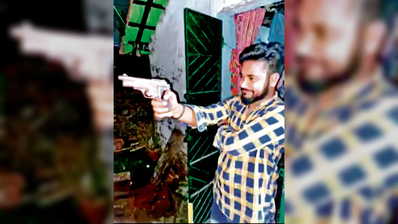 तृणमूल छात्र परिषद के नेता का हथियार लिये फोटो वायरल