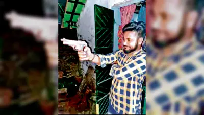 तृणमूल छात्र परिषद के नेता का हथियार लिये फोटो वायरल