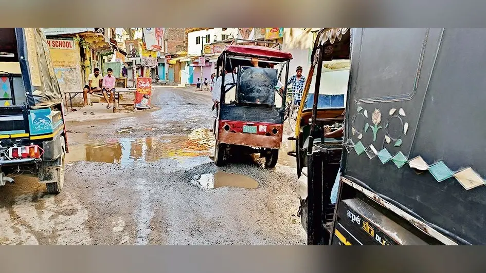चांदचौरा व नारायणचुआं के पास उबड़-खाबड़ सड़क परेशानी का सबब